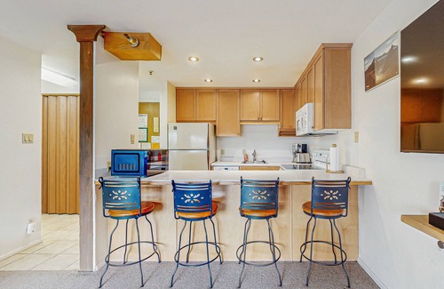 Snowmass Village Apartment | Cozy ski-in/ski-out condo with pool in summer & hot tub, year round