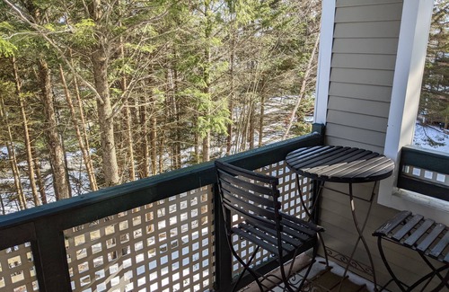 West Dover Condo | Cozy ski-in/ski-out condo on Mount Snow w/fireplace