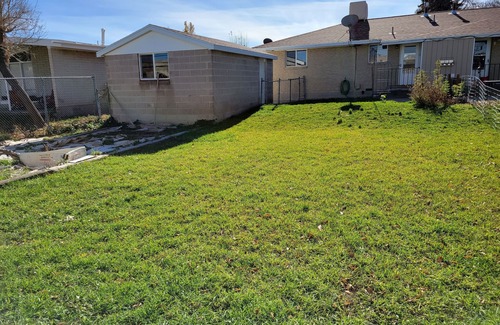 Taylorsville House | Cozy SLC 2BR/1BA, Full Kitchen, Dog Friendly, Large Yard 🐶, Easy Canyon Access!