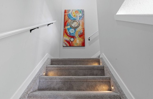 Northwest Edmonton House | Cozy | Sleeps 10 | AC | FirePlace | Near West Edmonton Mall |King Bed