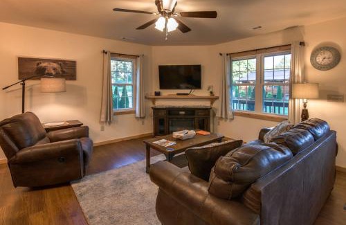 Cherokee House | Cozy Smoky Mtn Cabin Pointing to Fun and Relaxation