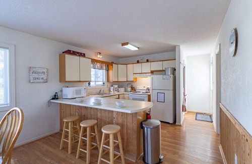 Tuckahoe House | Cozy soundside Duck home w/community pool and tennis!