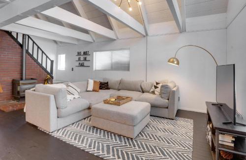Highland Woods House | Cozy South Lake Tahoe Home with Fireplace!