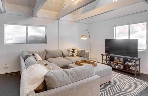 Highland Woods House | Cozy South Lake Tahoe Home with Fireplace!