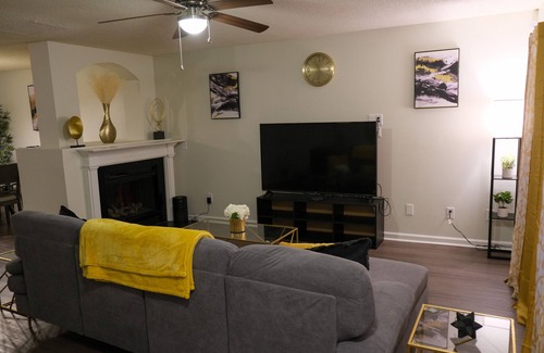 Atlanta House | Cozy Southwest Hideaway with private parking!