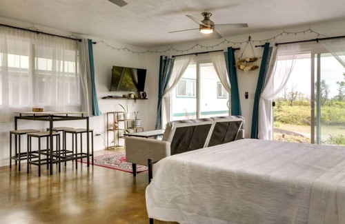 Keaau Cabin | Cozy Space - 1 Mi to Ocean!