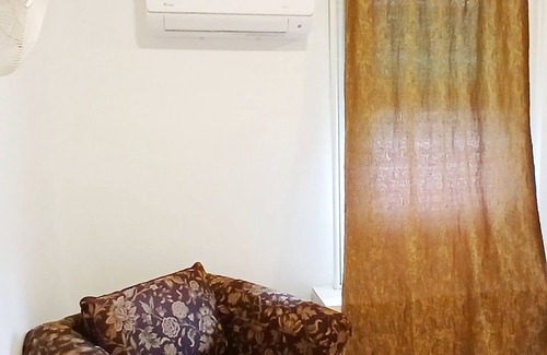 New London Apartment | Cozy spacious bedroom with queen bed, only half mile to Rt.95, exclusive bath
