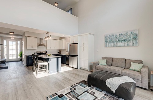 Port Stanley House | Cozy, spacious family home w/Arcade! 5 mins from Beach!