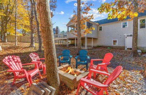 Hyannis House | Cozy Spacious Home Walk to the Beach and 1 Mile to Downtown Hyannis