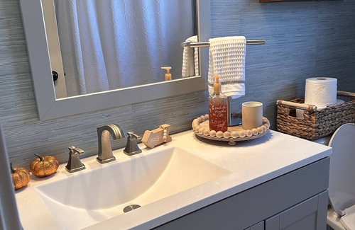 Osceola House | Cozy spacious room with private bathroom