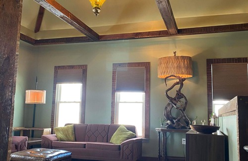 Cedar Rapids - Iowa City Apartment | Cozy spot with easy access to all sectors of Downtown life!