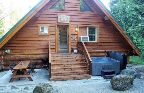 Randle Cabin | Cozy St. Helen's Cabin is Pet-friendly, Hot tub, AC, WIFI, Seasonal River Access