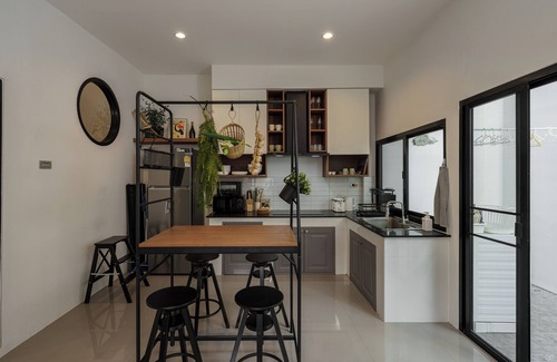 Phra Khanong Nuea House | Cozy Stylish Modern Home 4BR Sleep12 200m BTS Phrakhanong, 10min Thonglor/Ekamai