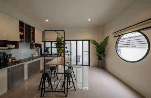 Phra Khanong Nuea House | Cozy Stylish Modern Home 4BR Sleep12 200m BTS Phrakhanong, 10min Thonglor/Ekamai
