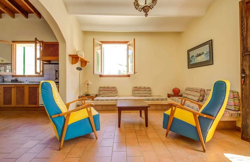 Campos Cottage | Cozy Stay in Historic Estate