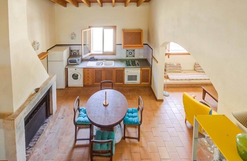 Campos Cottage | Cozy Stay in Historic Estate