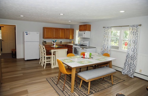North East House | Cozy stay on 10acres. Walk to the lake any season: Swim, Fish, Wine, Ski, Relax.