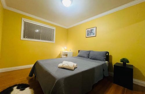 Black Creek House | Cozy Stay, Self Check-In with Parking available upon request