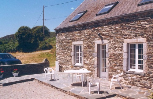 Le Rozel Cottage | Cozy Stone Cottage for 5 with Courtyard, Near Beach, Fireplace, WiFi - Le Rozel