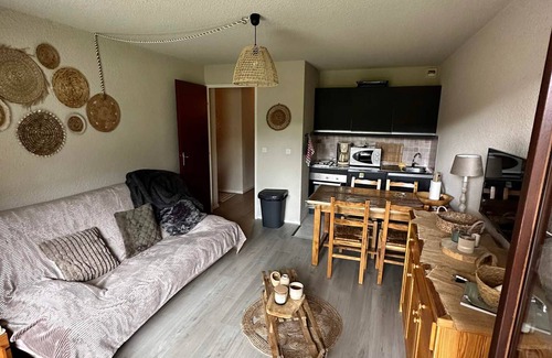 Correncon-en-Vercors Apartment | Cozy Studio at Ski Slopes with Balcony, Parking & Elevator