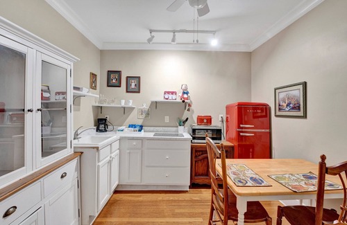 Central Gardens Apartment | Cozy studio, 4 min to hospital, queen bed, free WiFi, free park, quiet, safe