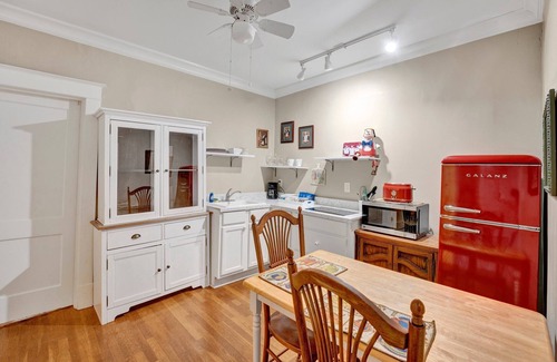 Central Gardens Apartment | Cozy studio, 4 min to hospital, queen bed, free WiFi, free park, quiet, safe