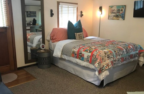 Gallatin Gateway Cabin | Cozy Studio Cabin Sleeps up to 4 with Kitchenette 22 miles from ski resorts