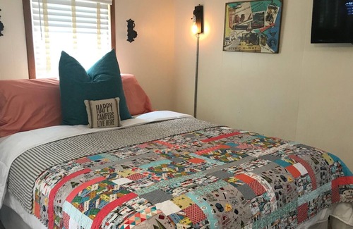 Gallatin Gateway Cabin | Cozy Studio Cabin Sleeps up to 4 with Kitchenette 22 miles from ski resorts