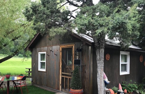Gallatin Gateway Cabin | Cozy Studio Cabin Sleeps up to 4 with Kitchenette 22 miles from ski resorts