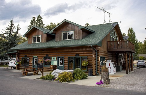 Columbia Falls Cabin | Cozy Studio Cabin with Full Bath + Laundry Steps to Downtown Columbia Falls!