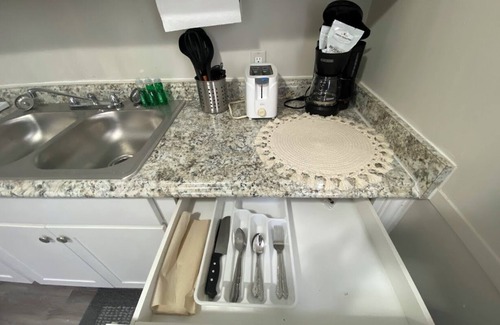 Cleveland Apartment | Cozy studio cabin with fishing and pools in walking distance!