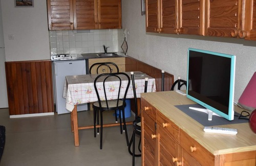Pyrenees 2000 Apartment | Cozy Studio Cabin with Balcony in the Heart of the Station - Sleeps 4