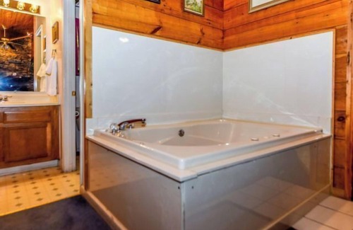 Townsend Apartment | Cozy studio cabin with a nice jetted tub and a wood burning fireplace