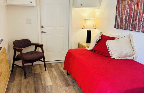 Oklahoma County Apartment | Cozy studio close to turnpike with WiFi, AC