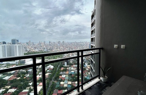 Valenzuela Condo | Cozy Studio Condo with AC, WiFi in Central Makati