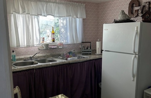 Central Point Cottage | Cozy Studio downtown. Walk to choices of restaurants, stores or parks
