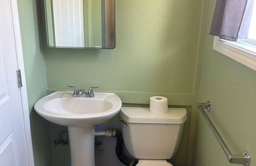 Central Point Cottage | Cozy Studio downtown. Walk to choices of restaurants, stores or parks