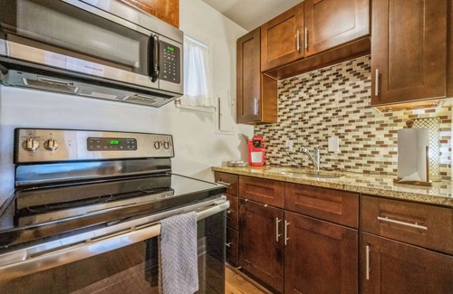 Melrose Apartment | Cozy Studio for 2, Highly Walkable + Close to DT!