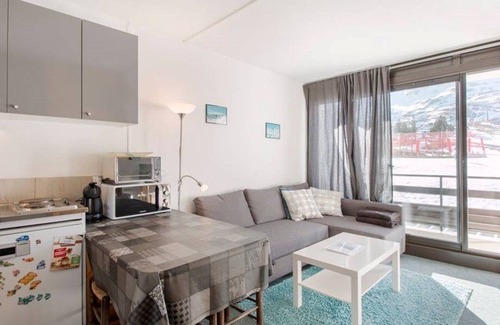 Arette Apartment | Cozy studio for 4 with balcony and Wi-Fi, direct access to slopes