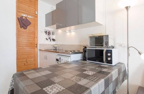 Arette Apartment | Cozy studio for 4 with balcony and Wi-Fi, direct access to slopes