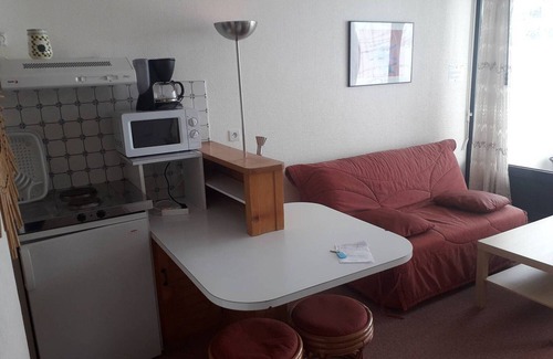 Arette Apartment | Cozy Studio for 4 with Balcony, Ski-In/Ski-Out Access, Free Parking, and Ski Locker