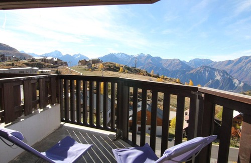 Jeux Apartment | Cozy Studio for 4 with South-Facing Balcony, Near Ski Lifts and Shops — Pet Friendly
