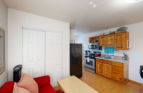 Downtown Cannon Beach Apartment | Cozy studio in a great location with easy beach access - dog-friendly