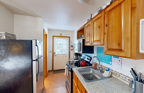 Downtown Cannon Beach Apartment | Cozy studio in a great location with easy beach access - dog-friendly