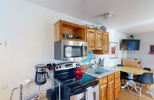 Downtown Cannon Beach Apartment | Cozy studio in a great location with easy beach access - dog-friendly