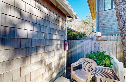 Downtown Cannon Beach Apartment | Cozy studio in a great location with easy beach access - dog-friendly