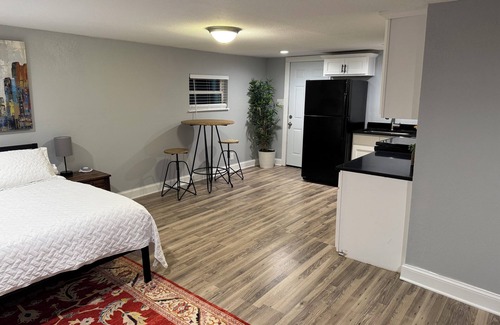 Dallas Apartment | Cozy studio in amazing Dallas with AC, WiFi