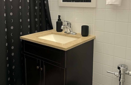 Hyde Park Apartment | Cozy Studio in Hyde Park-Walk to Lake & University