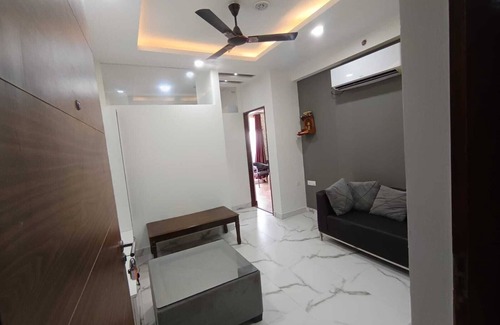 Gurugram Apartment | Cozy studio in serene Gurugram with WiFi, AC