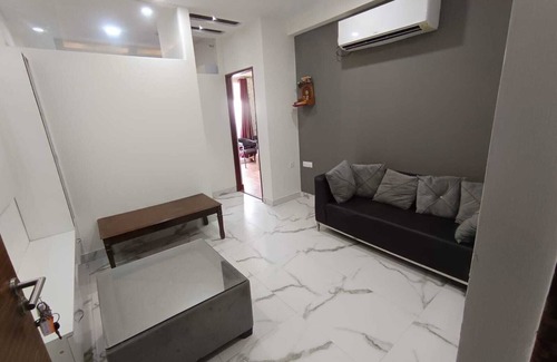 Gurugram Apartment | Cozy studio in serene Gurugram with WiFi, AC